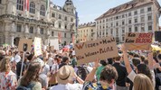 Tausende Studenten demonstrierten in Graz gegen ein drohendes Universitäts-Sparpaket.