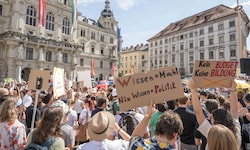 Tausende Studenten demonstrierten in Graz gegen ein drohendes Universitäts-Sparpaket.