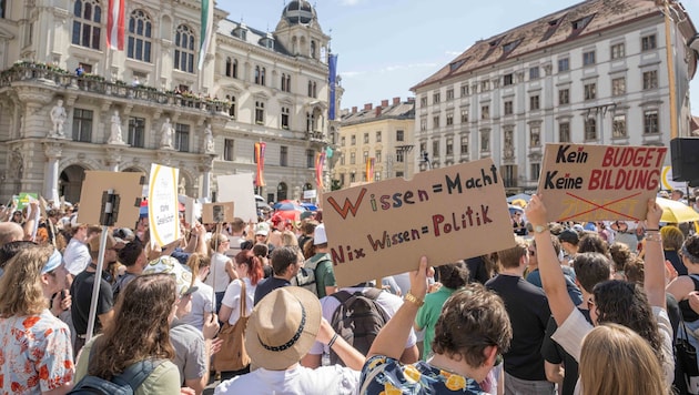 Tausende Studenten demonstrierten in Graz gegen ein drohendes Universitäts-Sparpaket