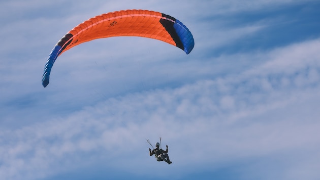 Ein 31-jähriger Paragleiter stürzte bei Mariazell 200 Meter in die Tiefe und blieb unverletzt ...