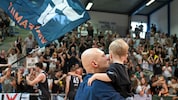 Coach Klym Artamonov genoss mit dem Sohnemann die Stimmung der Bulls-Fans – jetzt könnte man ...