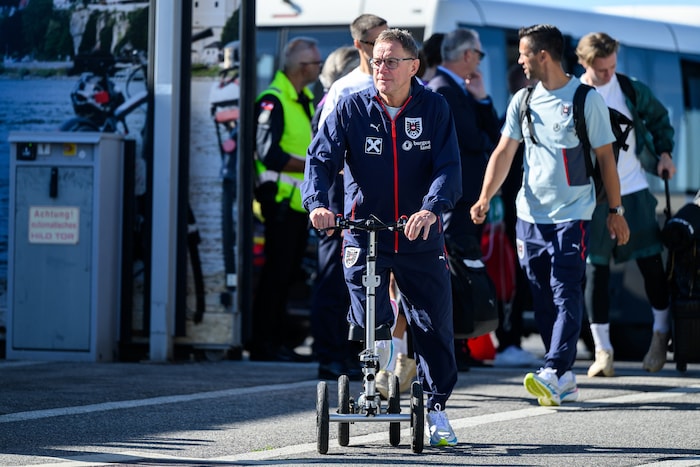 Ralf Rangnick schont nach wie vor sein Sprunggelenk.