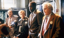 James Handy war ein viel beschäftigter Schauspieler: in der Serie „NYPD Blue“ (im Bild) spielte ...