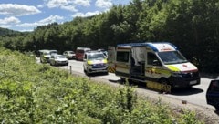 39 Feuerwehrmitglieder und sechs Rettungsfahrzeuge waren bei dem schweren Unfall im Einsatz.
