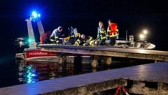 Die Einsatzkräfte bei der Rettung des verunglückten Radfahrers.