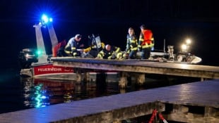 Die Einsatzkräfte bei der Rettung des verunglückten Radfahrers.