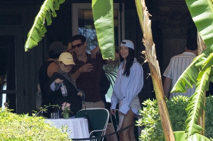Dua Lipa und Callum Turner auf der Terasse des Grand Hotels Villa Igiea