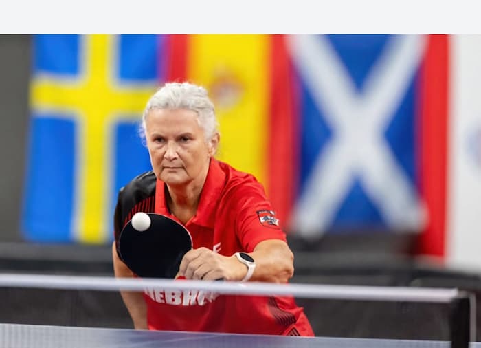 Agnes Jan am Tischtennistisch.