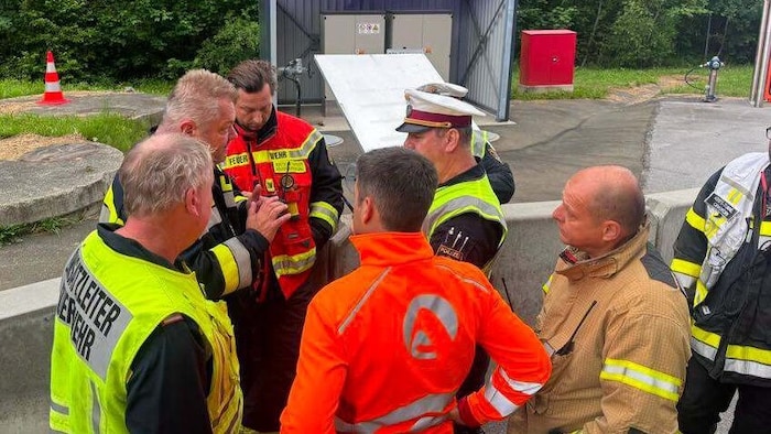 Die Einsatzkräfte bei der Lagebesprechung