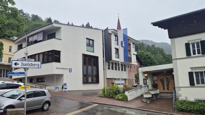 Schwarze Trauerfahne vor dem Gemeindeamt in Dölsach.