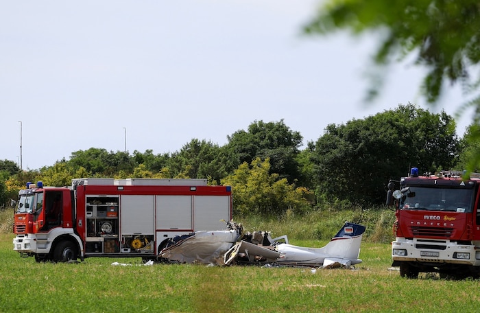 Feuerwehr und Einsatzkräfte am Wrack der abgestürzten Beech Bonanza nahe Medulin. Für die vier ...