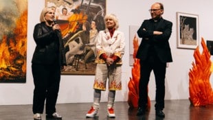Ursula Horvath, Leiterin des kunsthaus muerz, mit Mari Otberg und Bischof Hermann Glettler