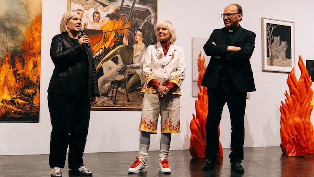 Ursula Horvath, Leiterin des kunsthaus muerz, mit Mari Otberg und Bischof Hermann Glettler