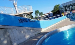 Die Vandalen besprühten auch den Bereich der Rutschen. 