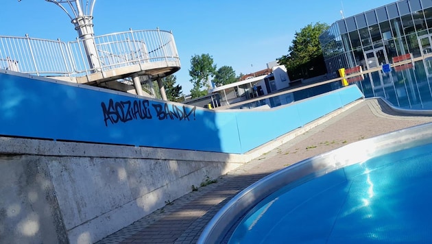 Die Vandalen besprühten auch den Bereich der Rutschen.