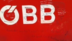 Am Bahnhof in Kreisbach wurde von Mitgliedern der „Straßenbande 187“ die Drohung (am Bild unten) ...