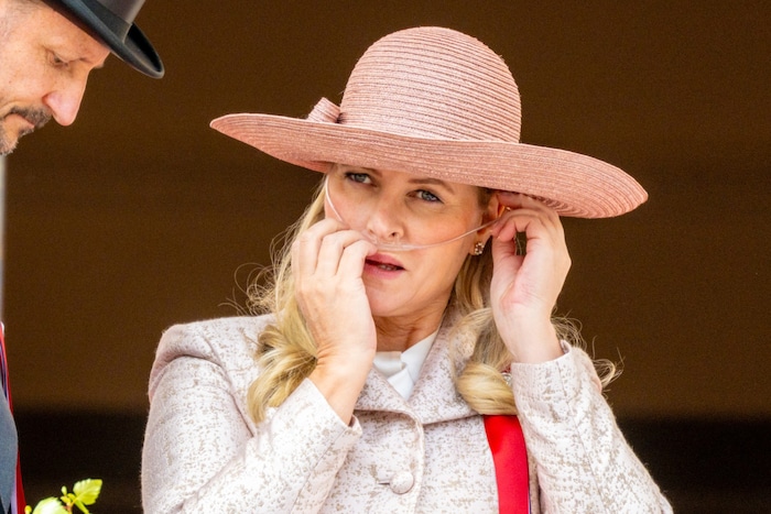Mette-Marit trug beim Auftritt am Nationalfeiertag einen Beatmungsschlauch