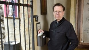 Altenmarkts Pfarrer Josef Hirnsperger bewies mithilfe eines Geldscheins, dass aus dem Opferstock ...