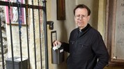 Altenmarkts Pfarrer Josef Hirnsperger bewies mithilfe eines Geldscheins, dass aus dem Opferstock ...