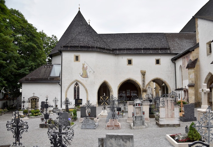 Die Lourdeskapelle befindet sich neben dem Friedhof direkt an der Pfarrkirche.