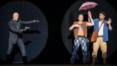 Osmin (Ante Jerkunica) verjagt Pedrillo (Brenton Ryan) und Belmonte (Amitai Pati, re.).