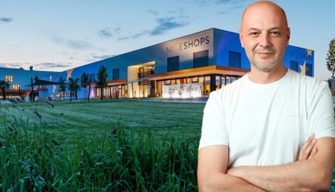 Geschäftsführer Roland Fink vor dem Logistikzentrum in Saaz: Von hier aus werden rund 1,3 ...