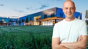 Geschäftsführer Roland Fink vor dem Logistikzentrum in Saaz: Von hier aus werden rund 1,3 ...
