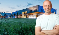 Geschäftsführer Roland Fink vor dem Logistikzentrum in Saaz: Von hier aus werden rund 1,3 ...