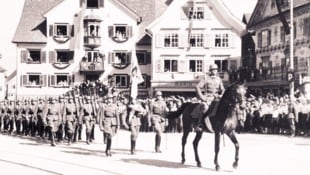 Parade deutscher Soldaten nach dem Anschluss ans Dritte Reich in Dornbirn: Die ...
