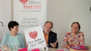 Obmann Peter Jungmann präsentierte gemeinsam mit Caritas-Direktorin Elisabeth Rathgeb und ...