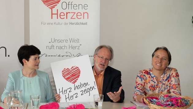 Obmann Peter Jungmann präsentierte gemeinsam mit Caritas-Direktorin Elisabeth Rathgeb und ...