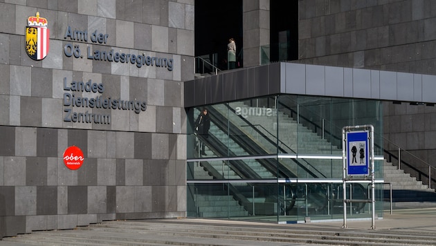 Die illegale Staatsbürgerschaft wurde im Linzer Landesdienstleistungszentrum ausgestellt, eine ...