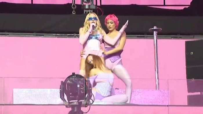 Mit einem Überraschungsauftritt hat Madonna am Donnerstag Besucher des Times Square in New York ...