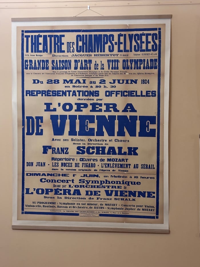 Plakat des Gastspiels der Wiener Staatsoper im Foyer des Théâtre des Champs-Élysées
