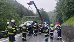 Die Einsatzkräfte mussten den Mann aus seinem Fahrzeug befreien.