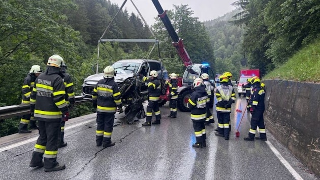 Die Einsatzkräfte mussten den Mann aus seinem Fahrzeug befreien.