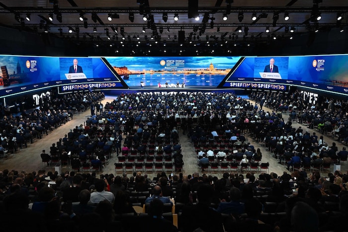 Russlands Präsident freute sich über einen dicht gefüllten Saal.
