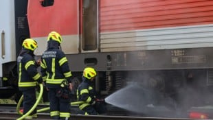 Feuerwehrleute löschten den Brand.