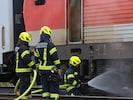 Feuerwehrleute löschten den Brand.