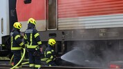 Feuerwehrleute löschten den Brand.