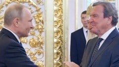 Ein Bild aus dem Jahr 2018: Russlands Präsident Wladimir Putin (73) und Deutschlands Altkanzler ...