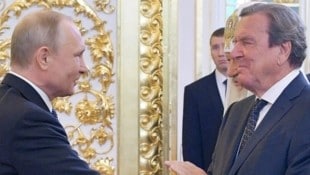 Ein Bild aus dem Jahr 2018: Russlands Präsident Wladimir Putin (73) und Deutschlands Altkanzler ...