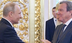 Ein Bild aus dem Jahr 2018: Russlands Präsident Wladimir Putin (73) und Deutschlands Altkanzler ...