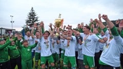 Endlich die Hände am Pokal: Die Kicker von Meister Donau