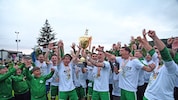 Endlich die Hände am Pokal: Die Kicker von Meister Donau