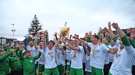 Endlich die Hände am Pokal: Die Kicker von Meister Donau