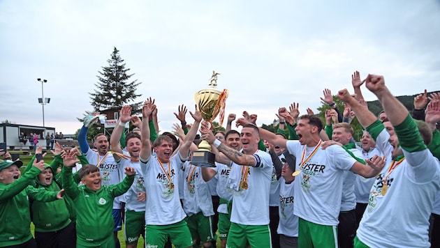 Endlich die Hände am Pokal: Die Kicker von Meister Donau