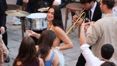 Eine sichtlich glückliche Dua Lipa beim Cocktailempfang am Freitagabend