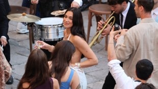 Eine sichtlich glückliche Dua Lipa beim Cocktailempfang am Freitagabend