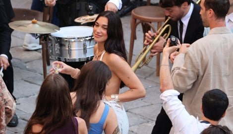 Dua Lipa am Vortrag der Hochzeit – scho da fand eine Mega-Party statt.